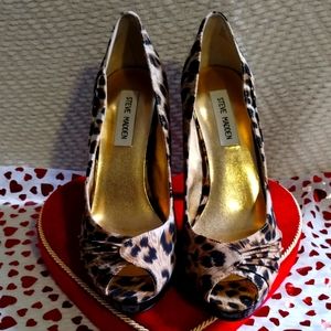 Beautiful Steve Madden animal print heels. Going out on the town shoes.Gold tone